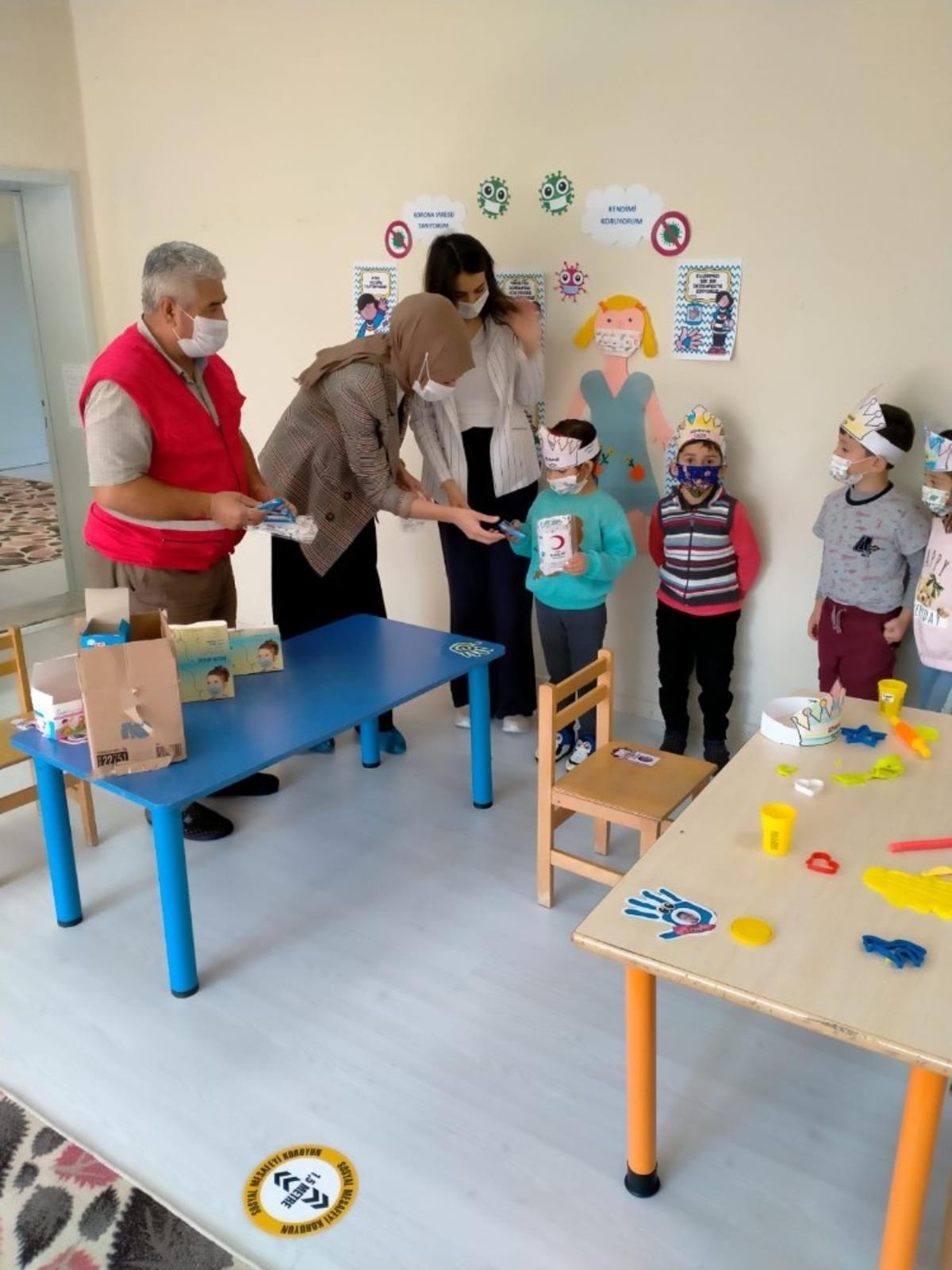 &Ccedil;ocuklar &ccedil;ikolata ve maske ile sevindirildi