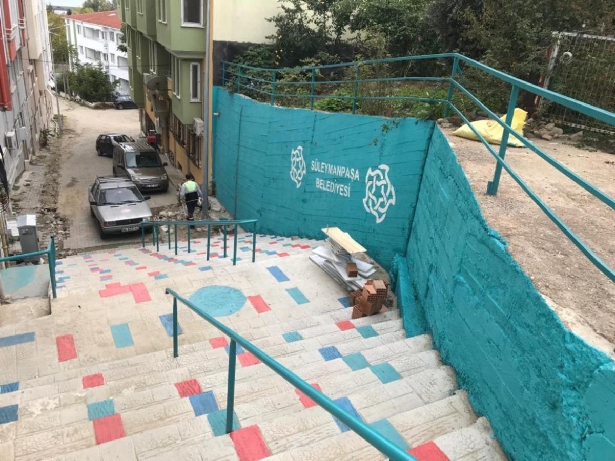 Merdivenler renkleniyor