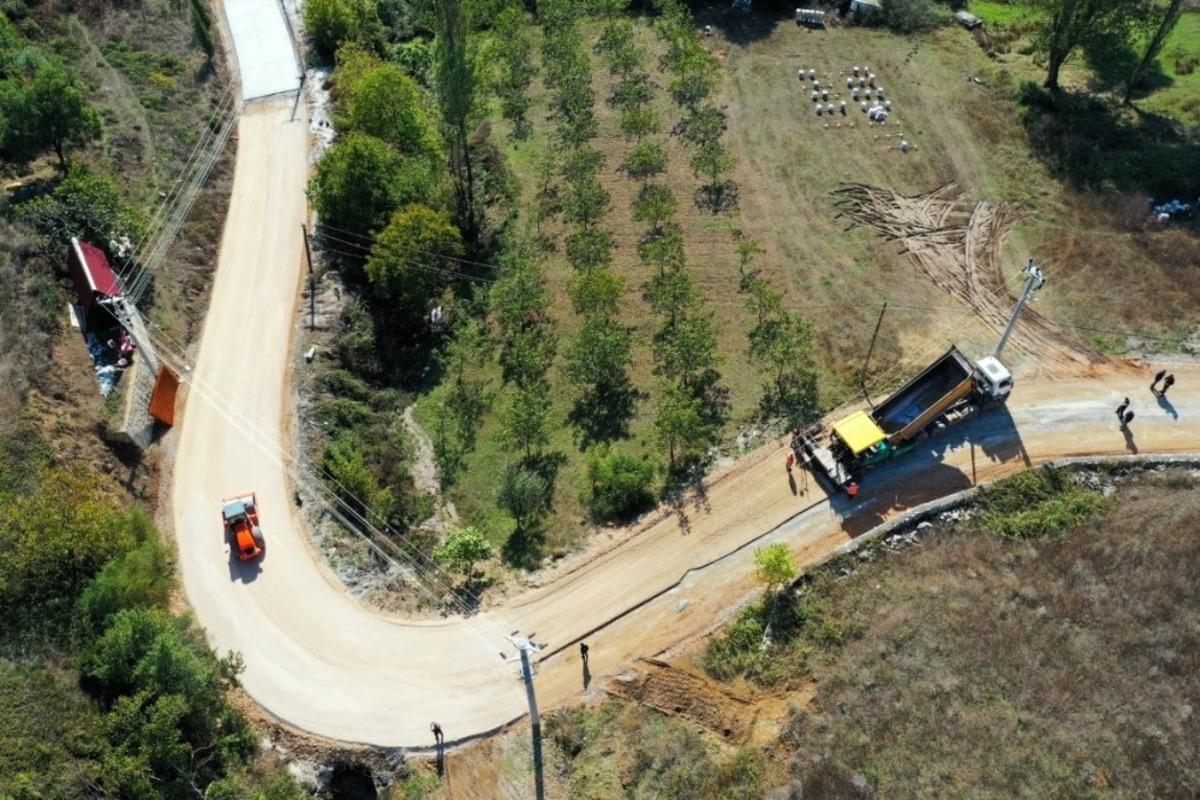 Karam&uuml;rsel&rsquo;de 4 k&ouml;y&uuml; birbirine bağlayan yolda &ccedil;alışmalar s&uuml;r&uuml;yor