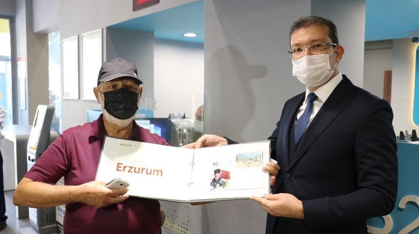 180. m&uuml;şteriye pul ve zarf alb&uuml;m&uuml; hediye edildi