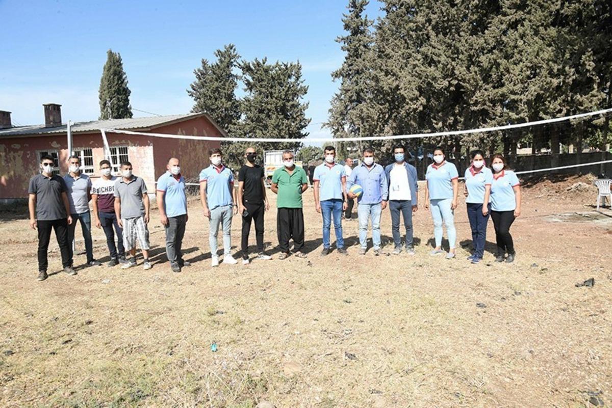 İnşa ettikleri voleybol sahasında ilk ma&ccedil;ı mahalleliyle oynadılar