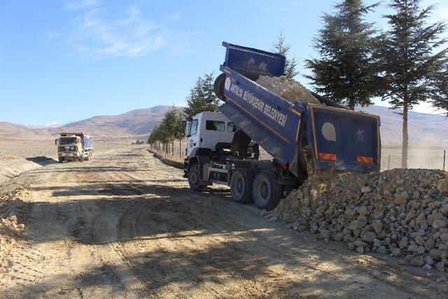 Korkuteli Karabayır grup yolunda stabilize yol çalışması