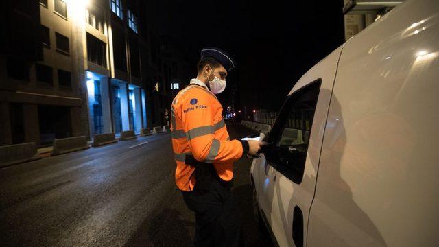 Belçika polisi sokağa çıkma yasağı sebebiyle sokaklarda kontrolleri sıklaştırdı.