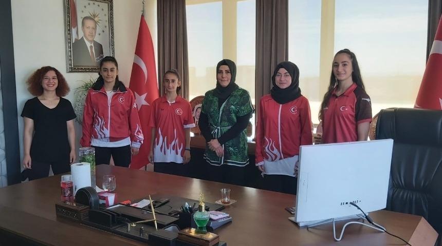 D&uuml;rdane Beyoğlu kadın milli sporcularla buluştu