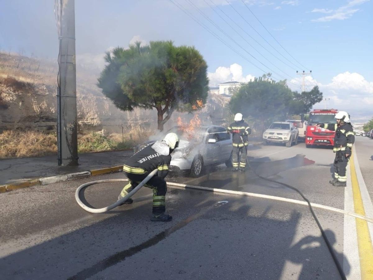 Otomobilden &ccedil;ıkan dumanlar yerini alevlere teslim etti