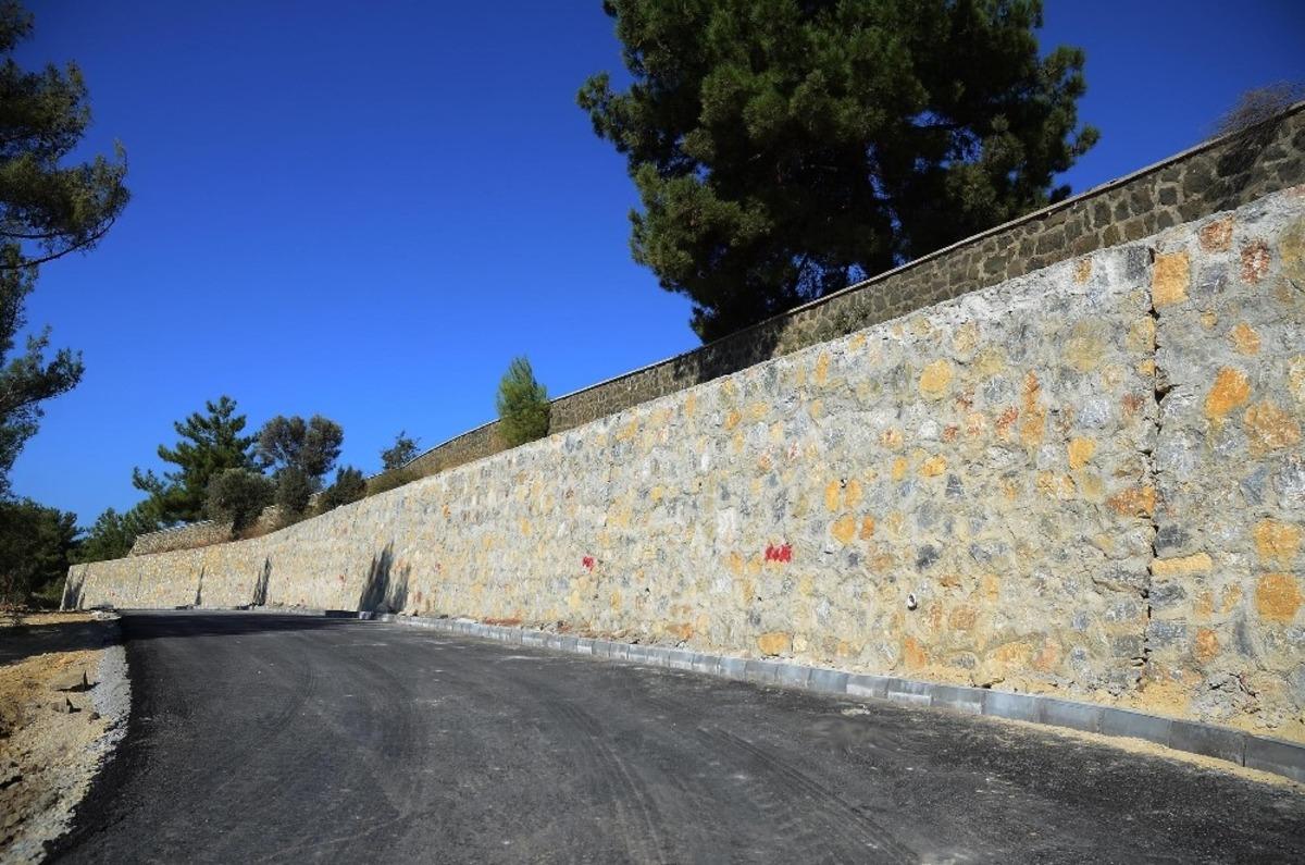 Kuşadası Yeni Asri Mezarlık&rsquo;ta d&uuml;zenleme &ccedil;alışmaları s&uuml;r&uuml;yor