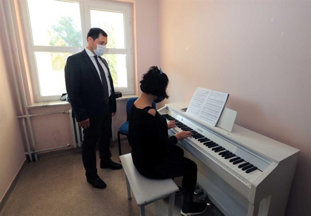 Amasya Valisi Masatlı, okullarda korona tedbirlerini inceledi