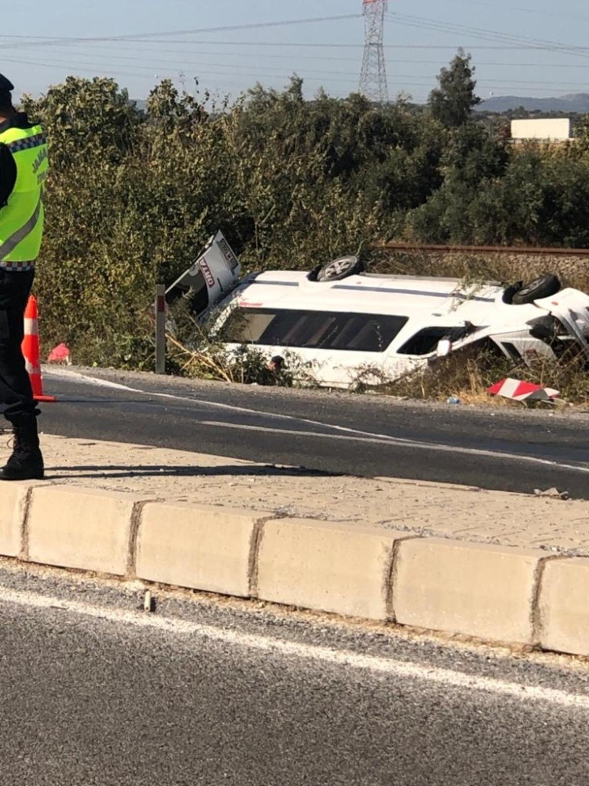 Aydın&rsquo;da yolcu minib&uuml;s&uuml; devrildi: 6 yaralı