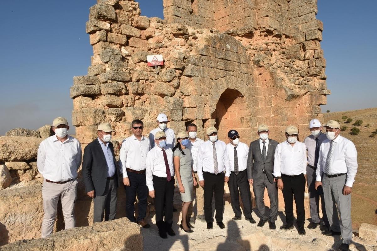 B&ouml;lge &uuml;niversitelerin rekt&ouml;rleri Zerzevan Kalesinde buluştu