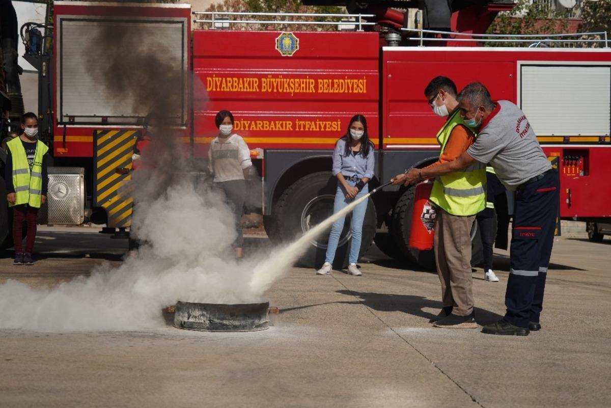 Diyarbakır&rsquo;da g&ouml;n&uuml;ll&uuml; itfaiyecilere eğitim