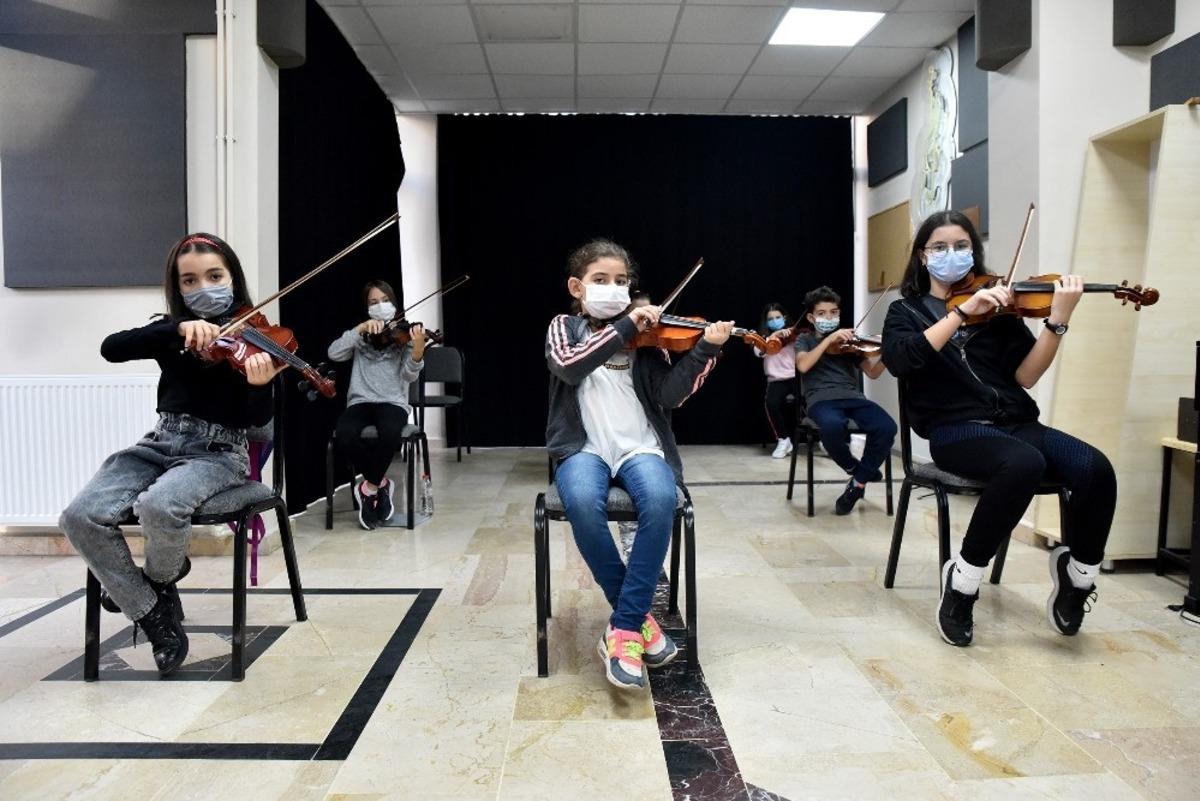 İki Elin Sesi Var &Ccedil;ocuk ve Gen&ccedil;lik Senfoni Orkestrası y&uuml;z y&uuml;ze &ccedil;alışmalara başladı