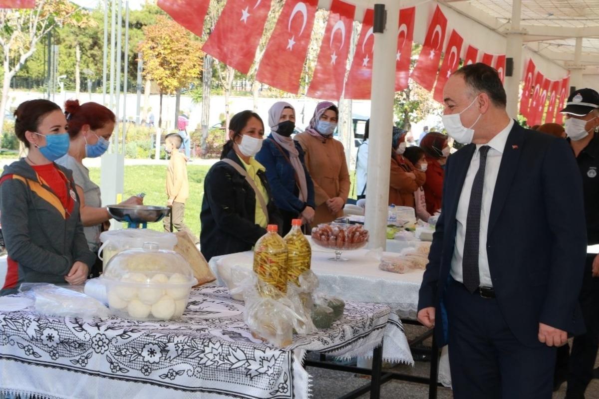 Kadınların el emeği &uuml;r&uuml;nleri kazanca d&ouml;n&uuml;ş&uuml;yor