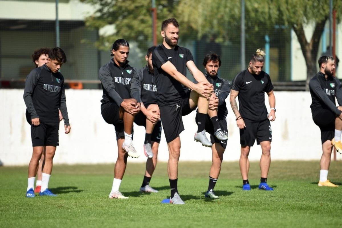 Denizlispor, Beşiktaş ma&ccedil;ına mola vermeden &ccedil;alışıyor