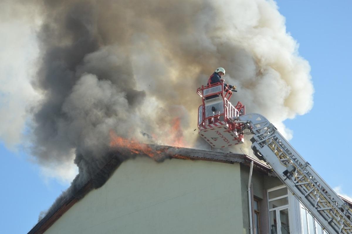 Tokat&rsquo;ta 4 katlı binanın &ccedil;atısı alev alev yandı