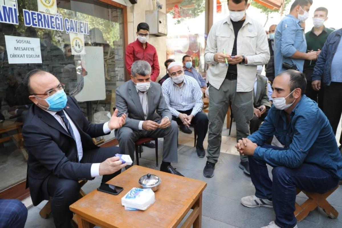 Elazığ Valisi, iş talebinde bulunan gen&ccedil; adama sigarayı bıraktırdı
