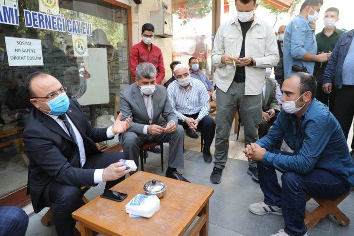 Elazığ Valisi, iş talebinde bulunan genç adama sigarayı bıraktırdı G1