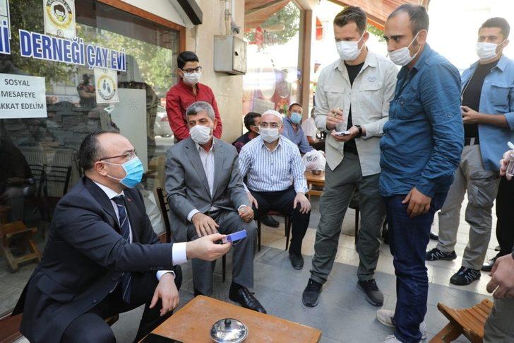 Elazığ Valisi, iş talebinde bulunan genç adama sigarayı bıraktırdı G2