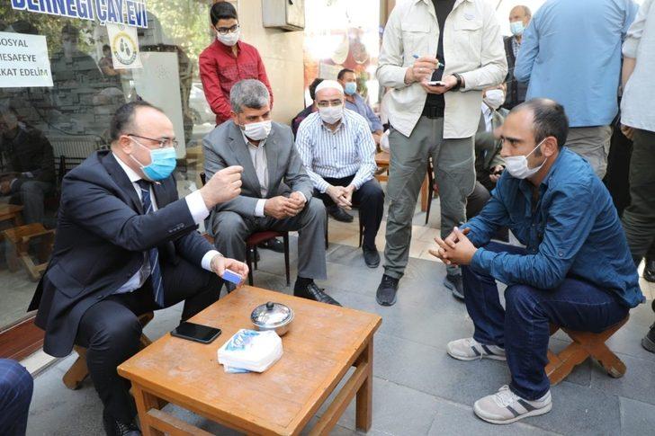 Elazığ Valisi, iş talebinde bulunan genç adama sigarayı bıraktırdı G4