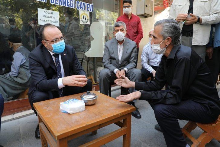 Elazığ Valisi, iş talebinde bulunan genç adama sigarayı bıraktırdı G5