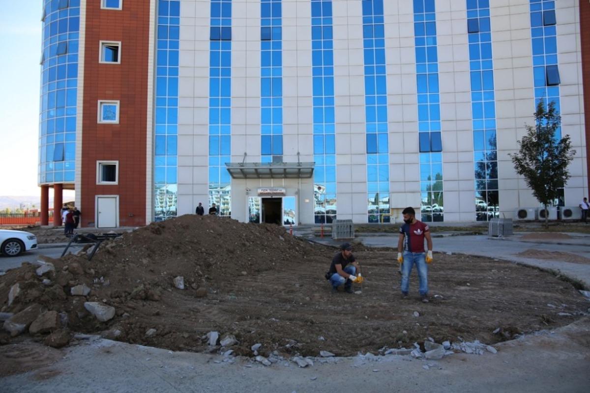 Hastanenin peyzaj &ccedil;alışmaları başladı