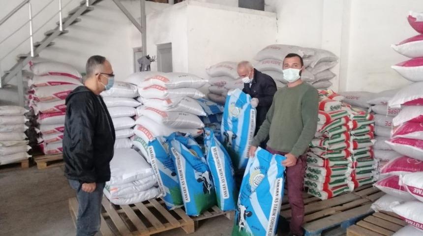 &Ccedil;ift&ccedil;ilere yem bitkisi tohumu dağıldı