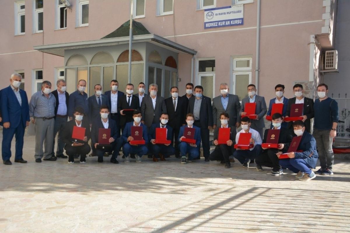 17 &ouml;ğrenci hafızlık kervanına katıldı