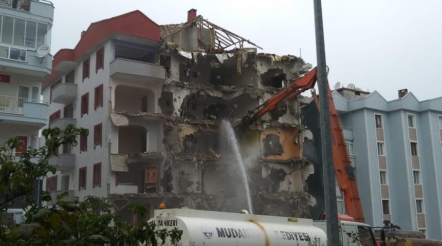 Mudanya'da bina enkazında bir kişinin kaldığı ihbarı üzerine çalışma başlatıldı