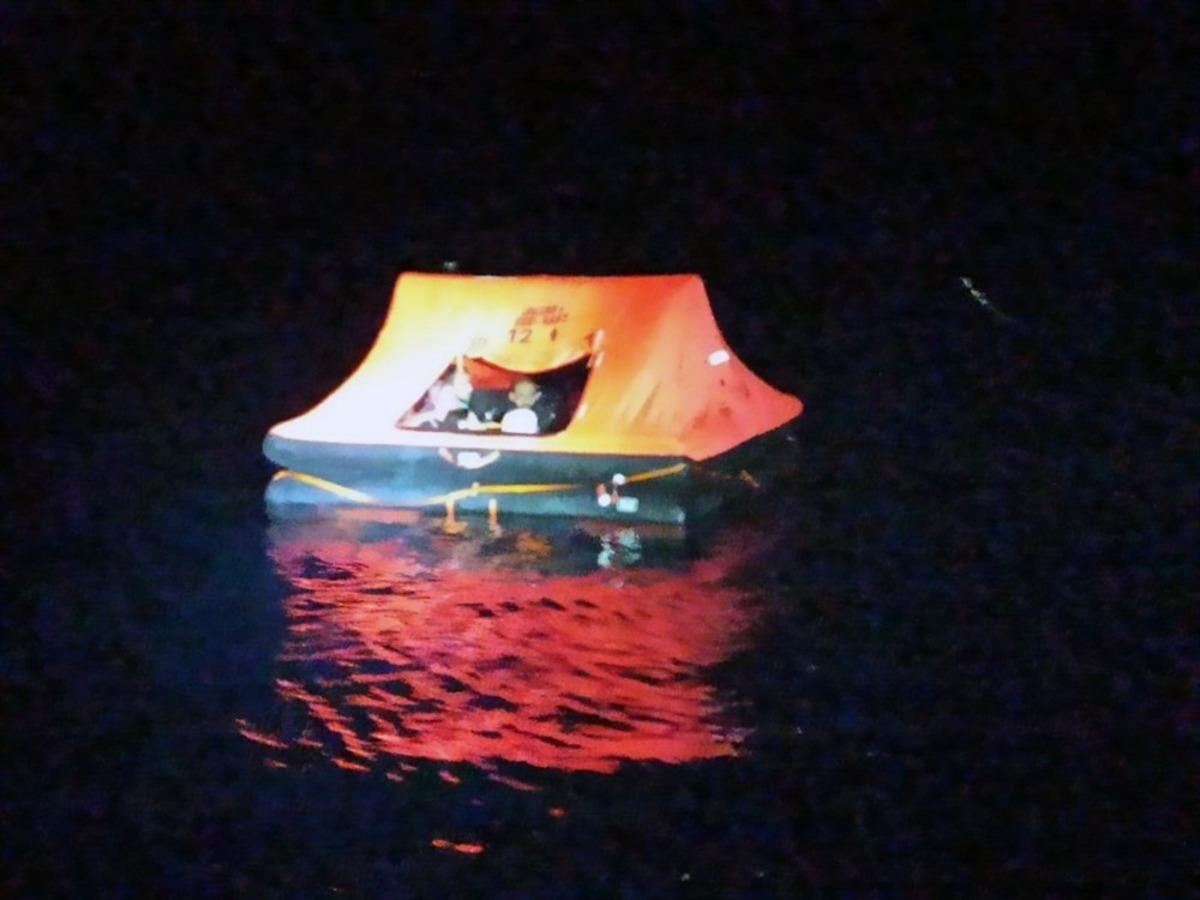 Dat&ccedil;a a&ccedil;ıklarında 16 sığınmacı kurtarıldı