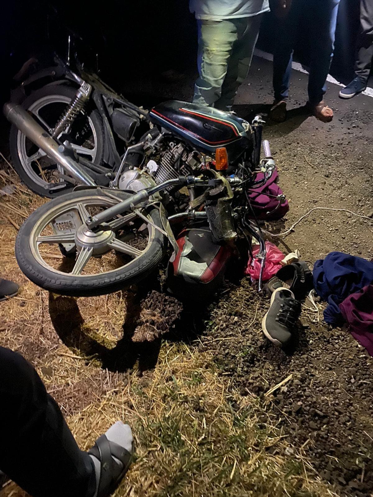 Şanlıurfa'da motosiklet park halindeki trakt&ouml;re &ccedil;arptı: 2 yaralı