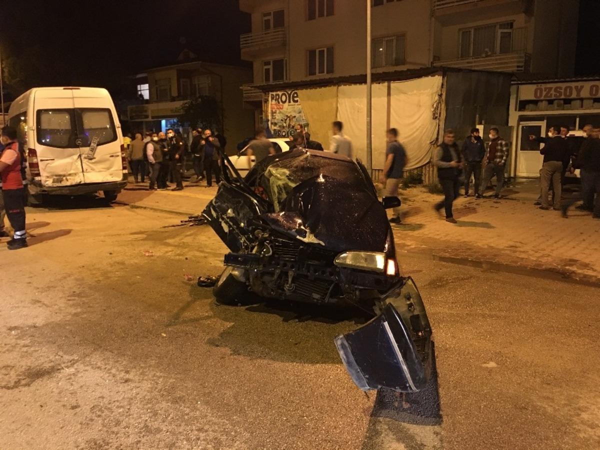 Otomobil park halindeki minib&uuml;se arkadan &ccedil;arptı: 1 &ouml;l&uuml;, 1 yaralı