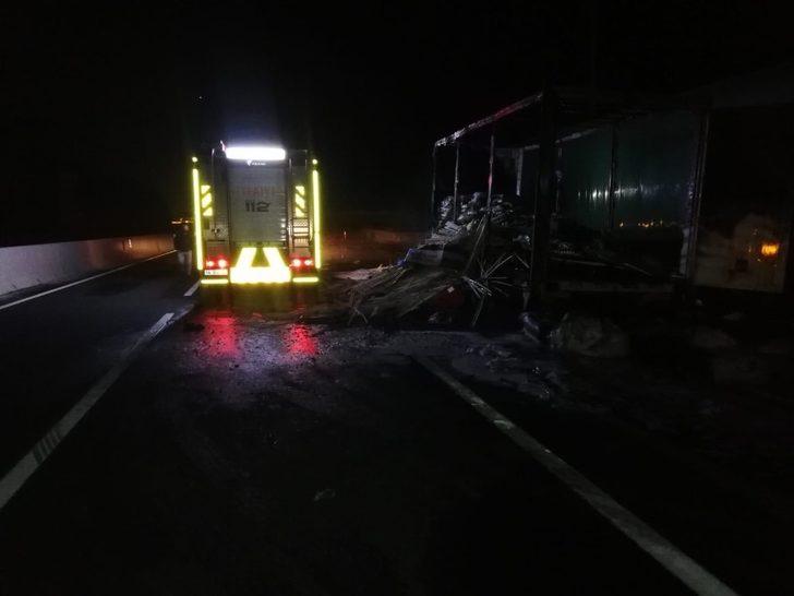 Bolu’da, yanan kargo tırı dorsesi küle döndü G1
