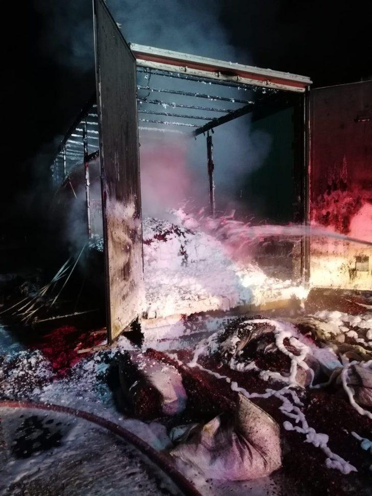 Bolu’da, yanan kargo tırı dorsesi küle döndü G3