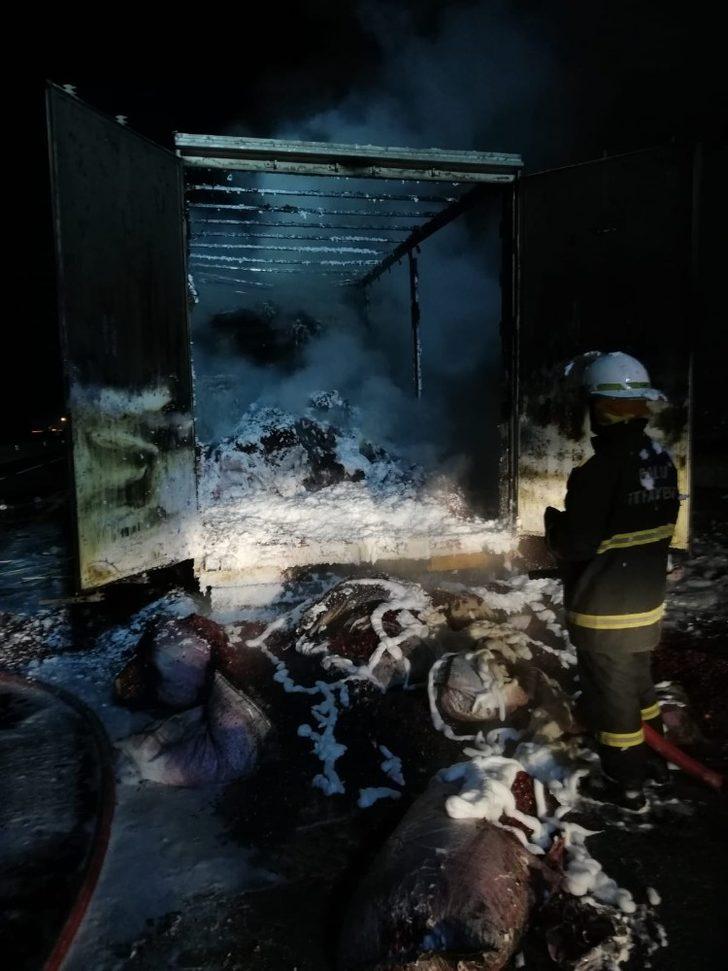 Bolu’da, yanan kargo tırı dorsesi küle döndü G4