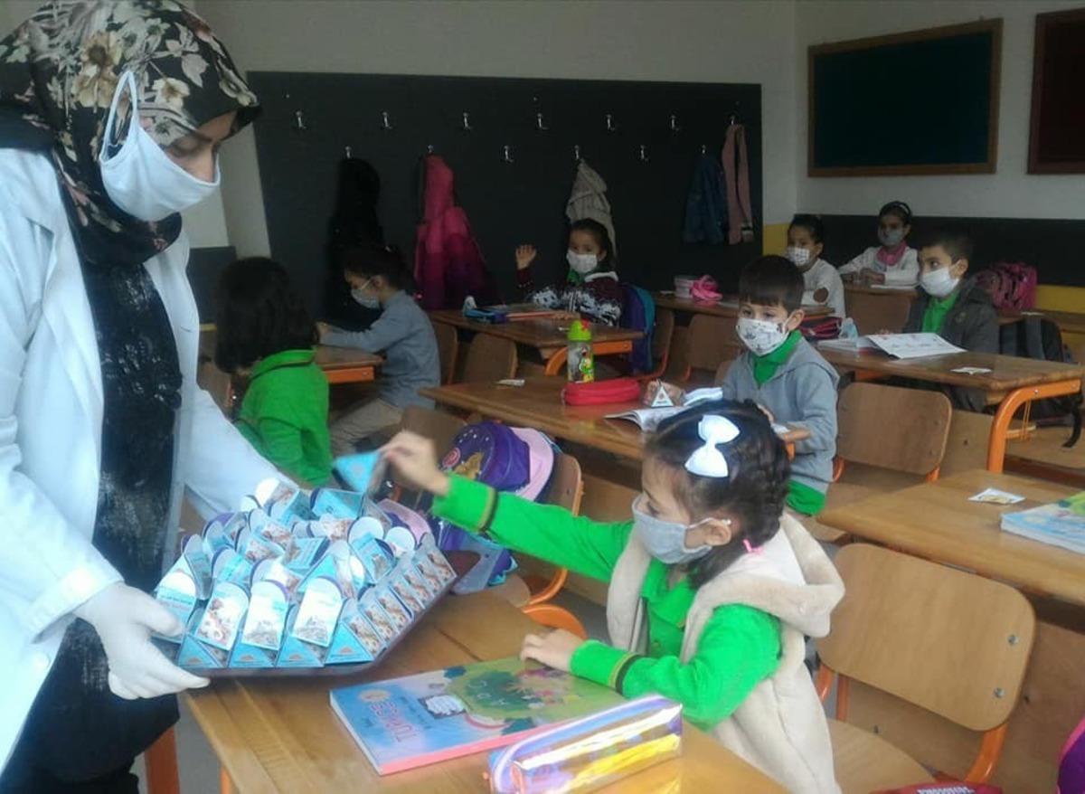 Teneff&uuml;ste &ouml;ğrencilerin ağızları &rsquo;Afyon Lokumu&rsquo; tatlandırdı