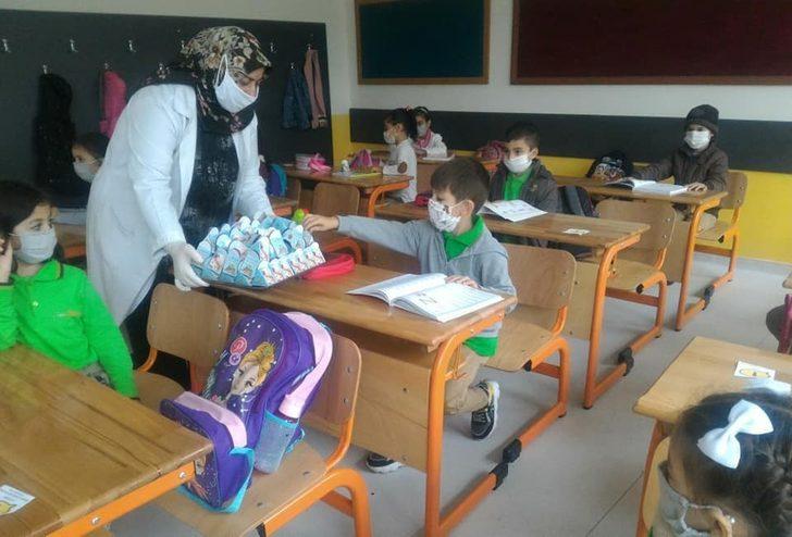 Teneffüste öğrencilerin ağızları ’Afyon Lokumu’ tatlandırdı G3