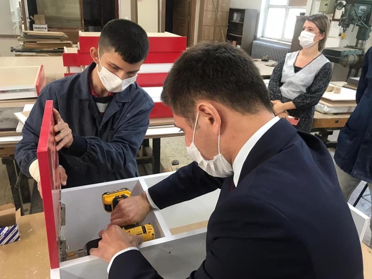 İhtiya&ccedil; sahibi &ouml;ğrencilere &ccedil;alışma masası