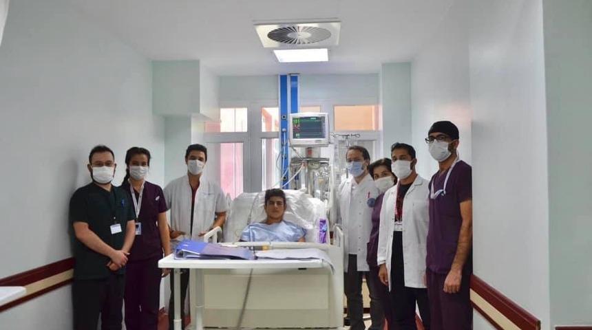 Elektrik akımına kapılan gen&ccedil; doktorların &ccedil;abası ile &ouml;l&uuml;mden d&ouml;nd&uuml;