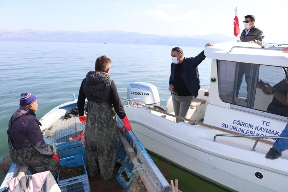Eğirdir Kaymakamı &Ccedil;elik, g&ouml;lde su &uuml;r&uuml;nleri denetimi yaptı