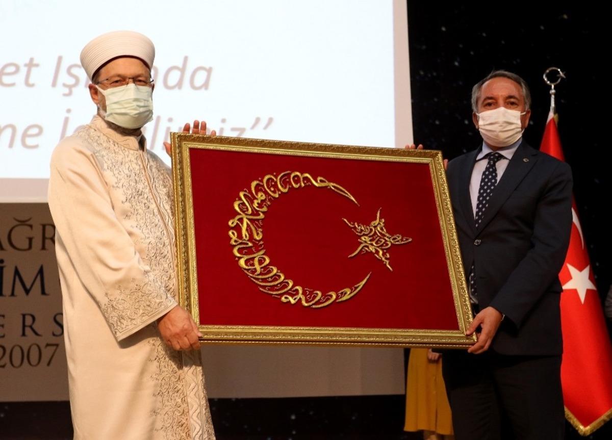 Aİ&Ccedil;&Uuml;&rsquo;de &rsquo;Bilgi ve Hikmet Işığında İyi İnsan Yetiştirme İdealimiz&rsquo; konferansı