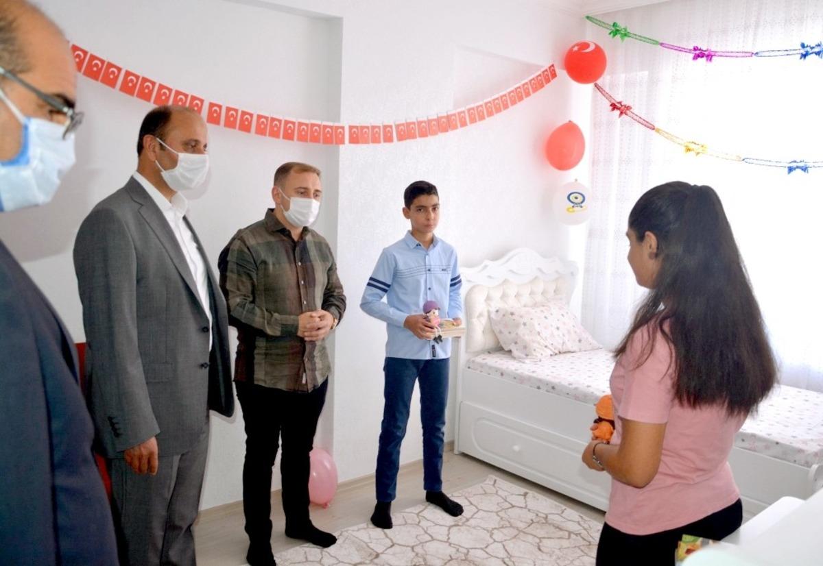 9 yetim &ccedil;ocuğa oda takımı ve bilgisayar hediyesi