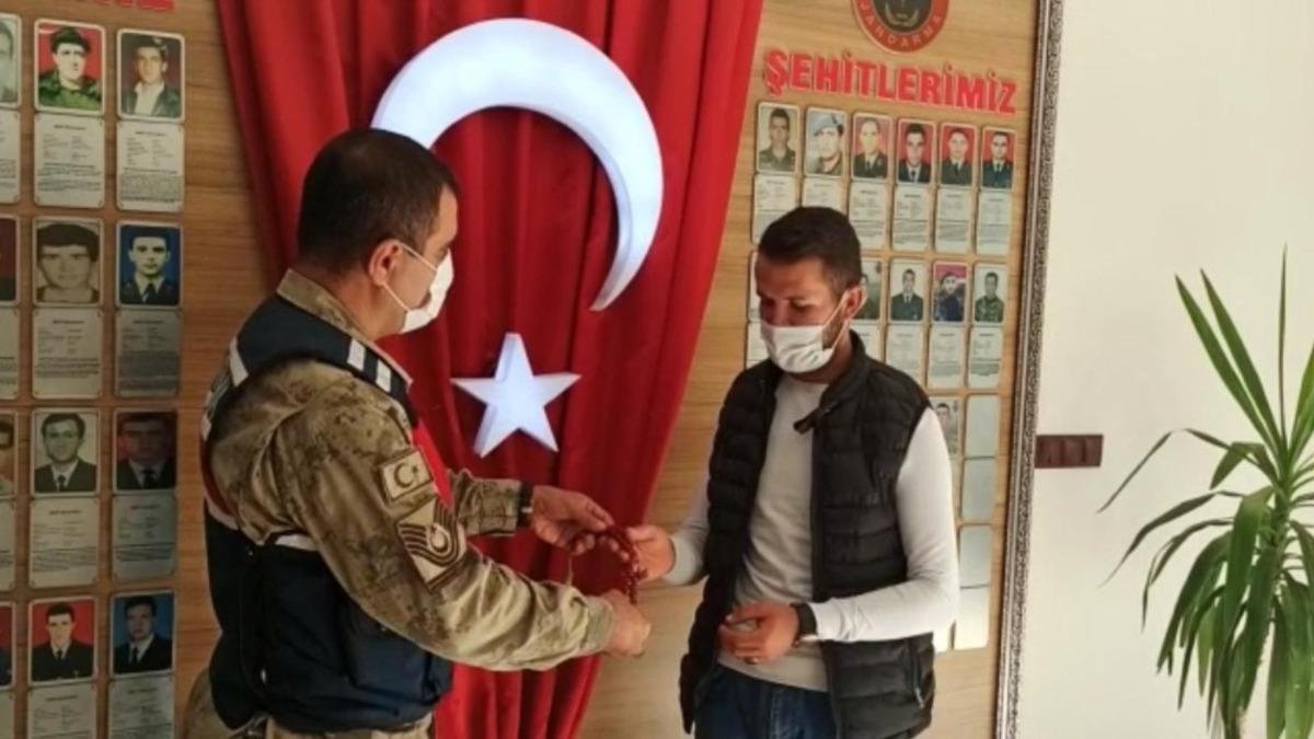 Dede yadigarı 27 bin TL&rsquo;lik tespih bulundu, sahibine teslim edildi