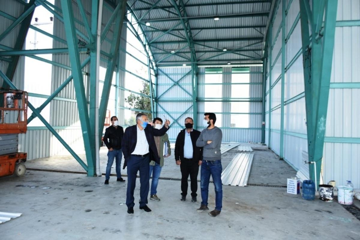 İn&ouml;n&uuml;&rsquo;de pazar yerinin dış cephe kaplama &ccedil;alışmaları