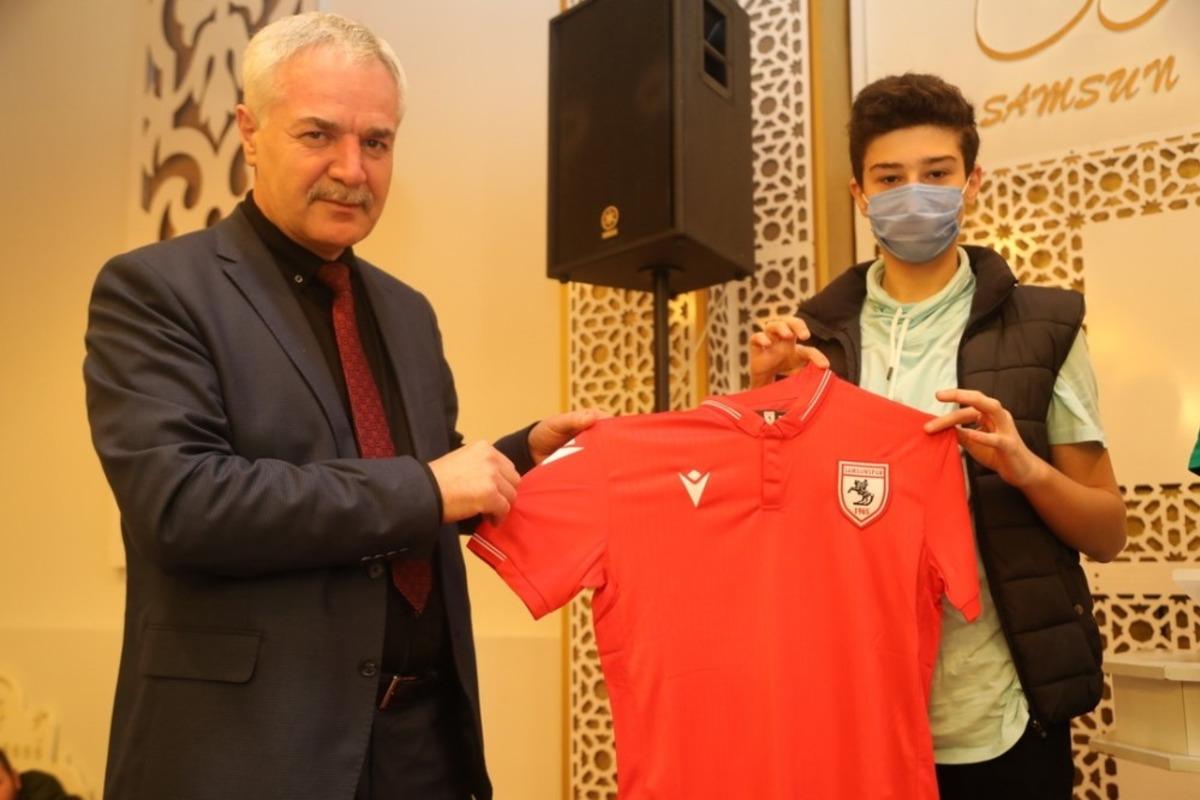 İLKEM&rsquo;de başarıyı yakalayan &ouml;ğrenciler &ouml;d&uuml;llendirildi