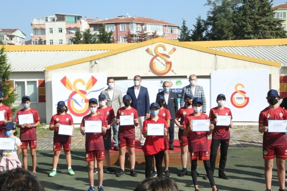 K&uuml;&ccedil;&uuml;k&ccedil;ekmece Belediyesi k&uuml;rek kursları ilk mezunlarını verdi