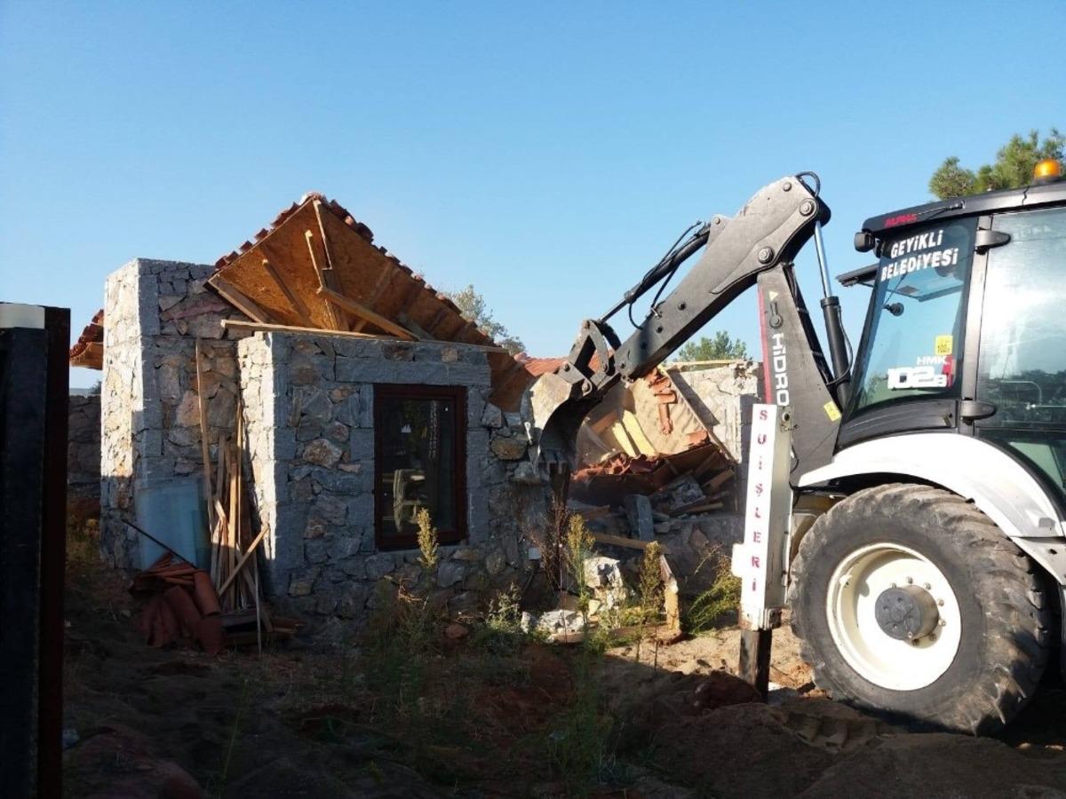 Zeytinliklere yapılan ka&ccedil;ak villalar yıkıldı