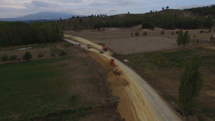 Gediz-Altıntaş yolu genişletme çalışmaları sürüyor G3