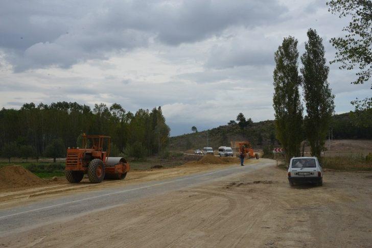 Gediz-Altıntaş yolu genişletme çalışmaları sürüyor G4