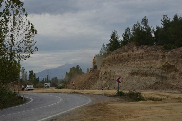 Gediz-Altıntaş yolu genişletme çalışmaları sürüyor G5