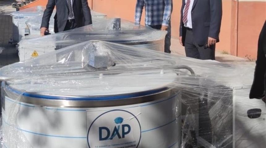 Iğdır&rsquo;da s&uuml;t &uuml;reticilere s&uuml;t soğutma tankı verildi