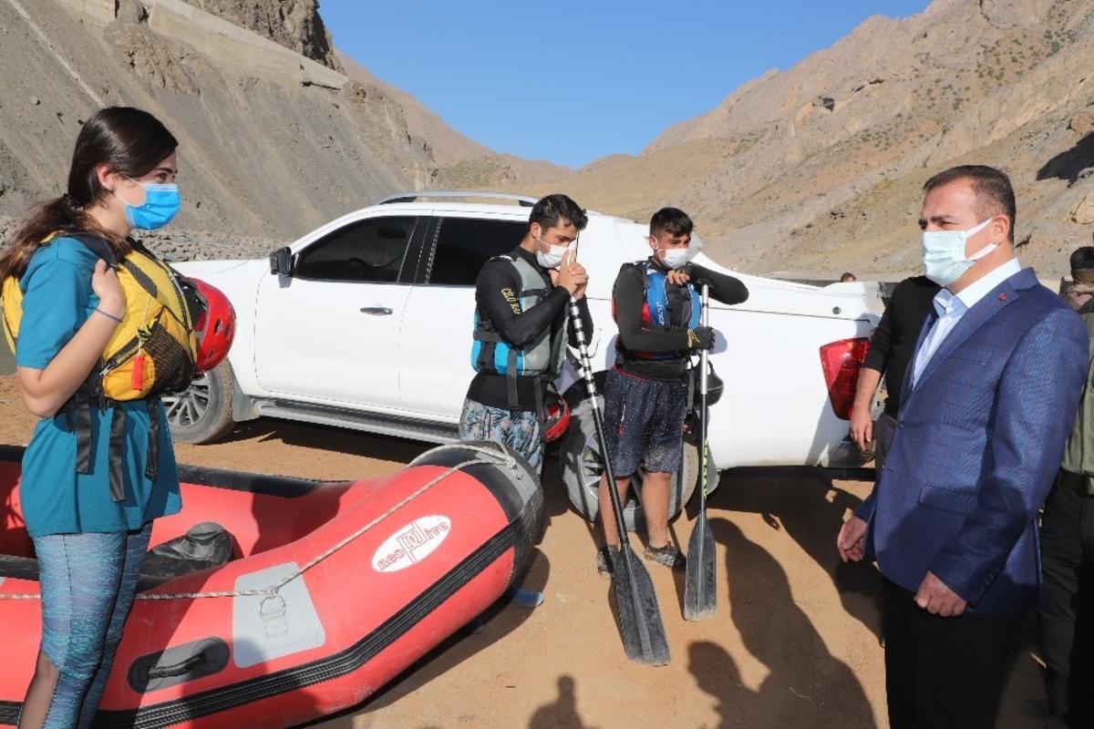 Vali Akbıyık&rsquo;tan, rafting ekiplerine spor malzemesi desteği